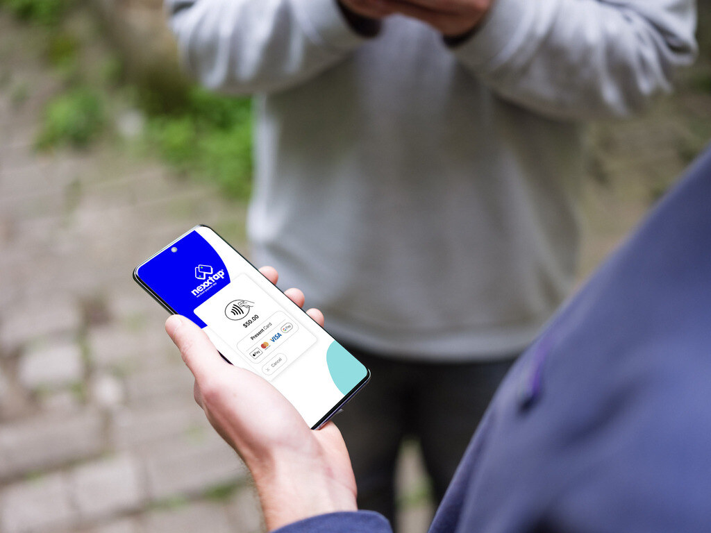 21-Nexxtap-holding-samsung-galaxy-s20-mockup-next-to-a-friend
